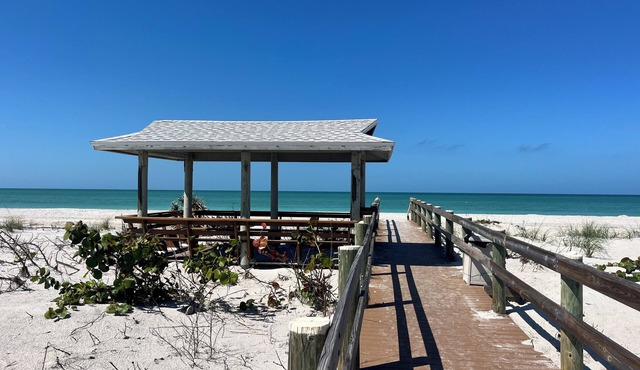 HAPPY HIDEAWAY - GULF FRONT!