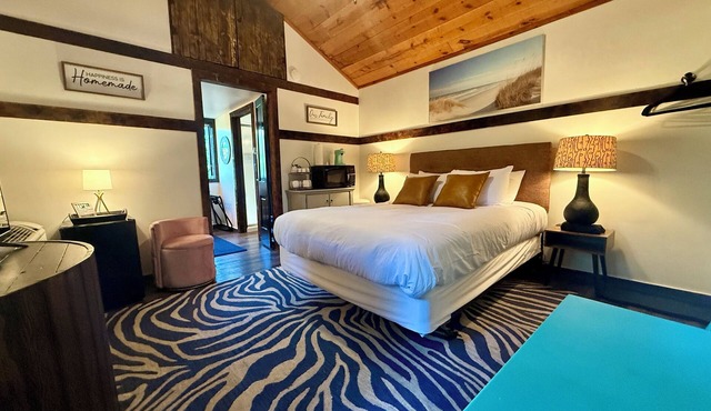 Happy Hideaway in our charming cabin in historic Eureka Springs with jacuzzi tub