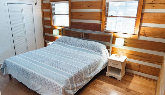 "Happy Hollow" Modern Log Cabin - Cozy country retreat convenient to everything!