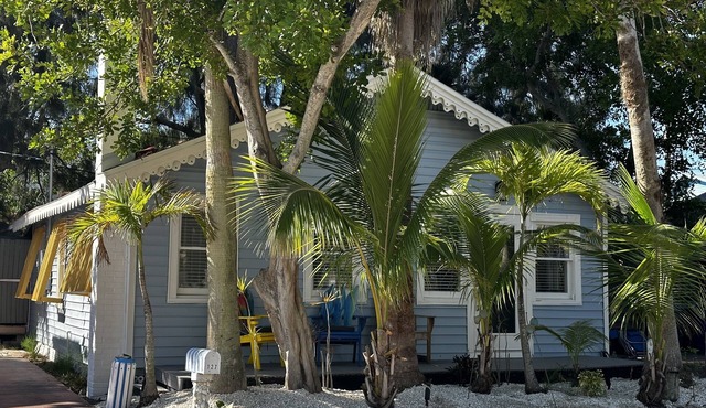 Happy Hour Cottage on Sunset Beach Treasure Island, FL. Steps from the Beach!