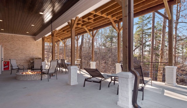 "Happy House"-Luxury, large firepit, 2 living areas