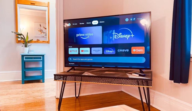 Happy House - perfect for family gatherings | Free Parking | Downtown