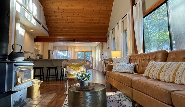 Happy Lake Chalet Near Big Trees & Skiing, Dogs OK! Fast WI-FI