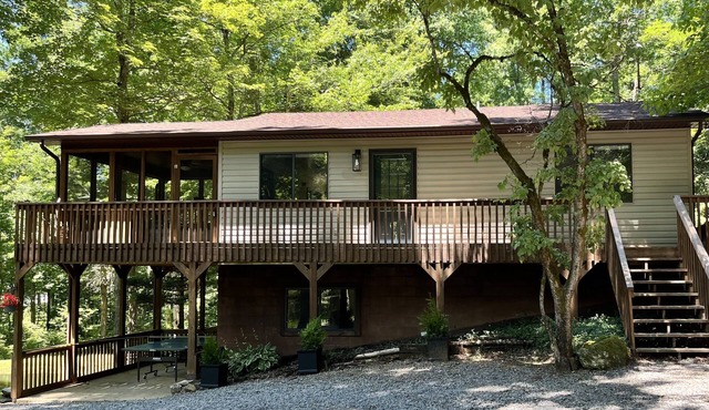 Happy mtn. home, enjoy 7 acres & 2 ponds, 1/2 mile to DuPont State Forest gate!