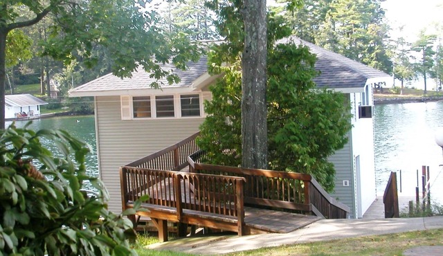 Happy Nest: Unique lakeside retreat atop a boathouse