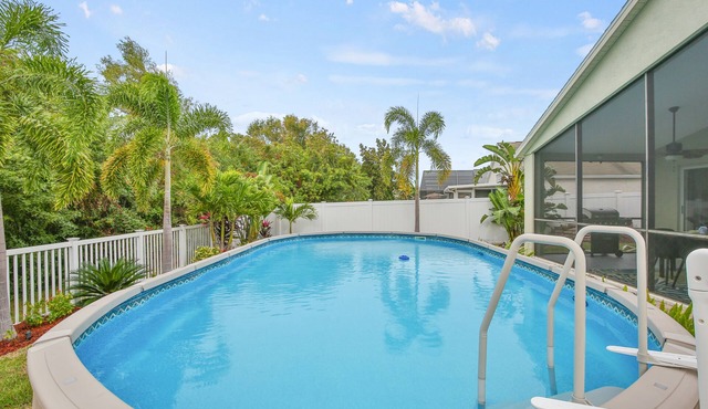 Happy Ours! Newly Renovated - Private Heated Pool, Screened in Lanai