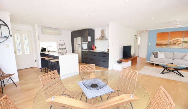 "Happy Ours" - Walking Distance to Shops & Beach