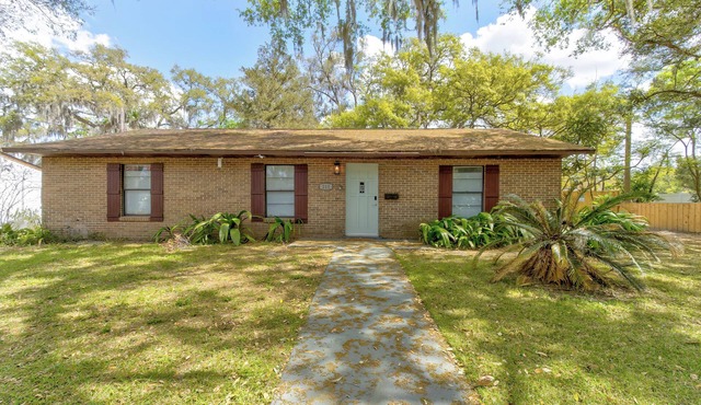 Happy Palette Home: Close to downtown+the lake! Fenced yard with outdoor dining