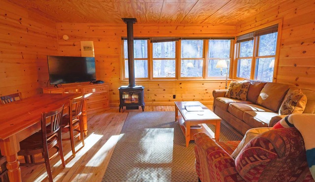 Happy Pines 2BR Cabin w/King & Twin Beds