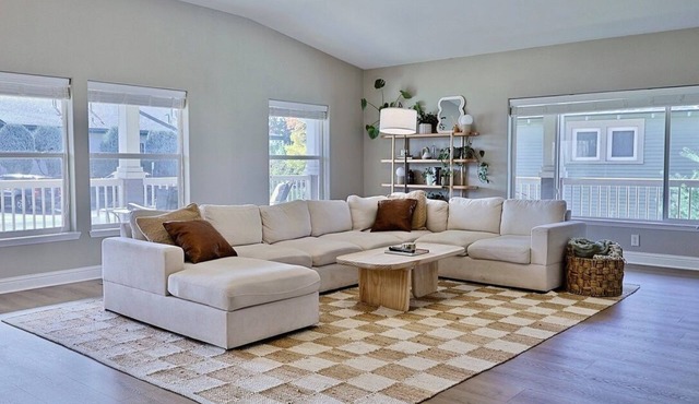 Happy's Hideaway w/Hot Tub, Sleeps 12, Downtown!