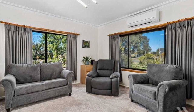 Happy's place. Cute 3 bedroom cottage at the top of the main St.