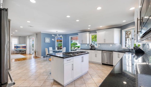 Happy Stay - Charming 4-bedroom house with WiFi, AC in lovely Fort Lee