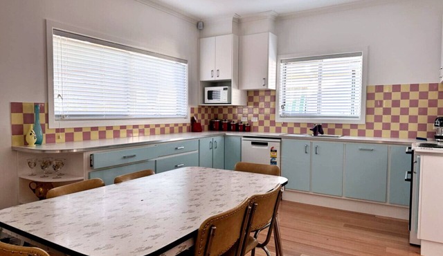 Happy Stays - Retro Haven