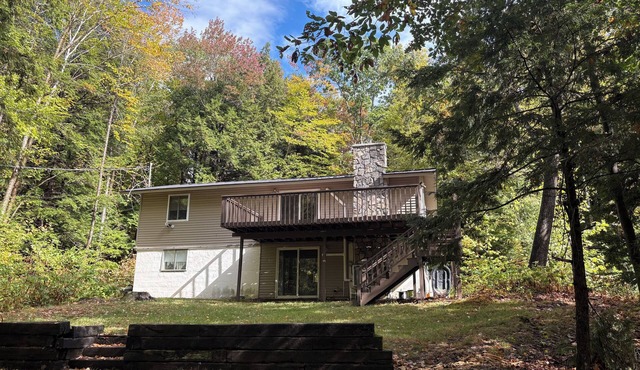 Happy Tails Hideaway 4 Bedroom Chalet located near everything