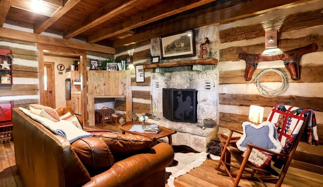 Happy Trails Log Cabin | Wildlife | Fireplace