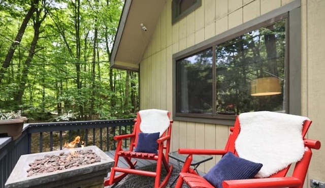 Happy Trees Cabin -8 FREE pool passes- firepit-games Lake Ariel- Hideout