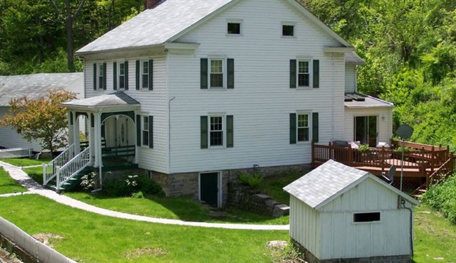 Happy Valley retreat - whole house, large living room, EV charger