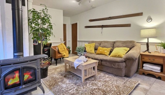 HappyCub - Hot Tub, Fireplace, Game Room!