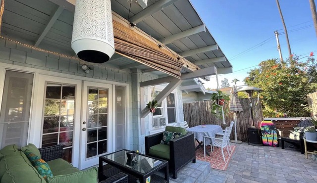 Happynest! Cozy beach bungalow walking distance to restaurants and the beach