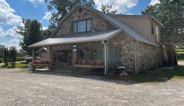 Happy’s Trout Loft - 0.5 Miles from Montauk