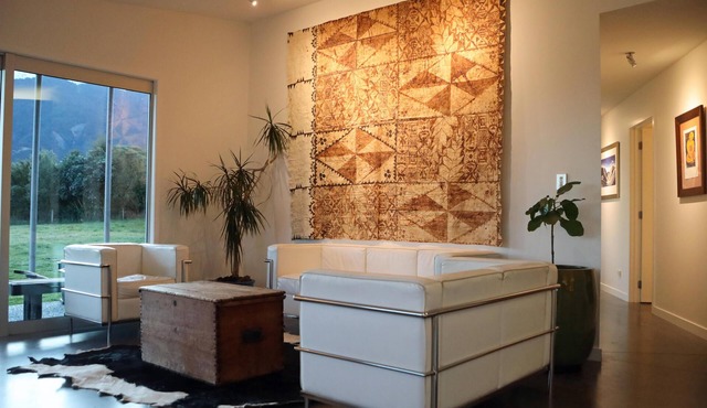 Hapuku Retreat - A Home Nestled between Mountains and Sea