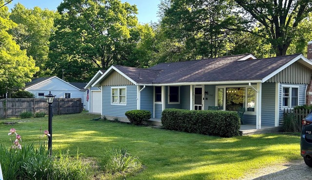 Harbert Cottage , Hot Tub, Great outdoor space , ride our bikes to the beach!