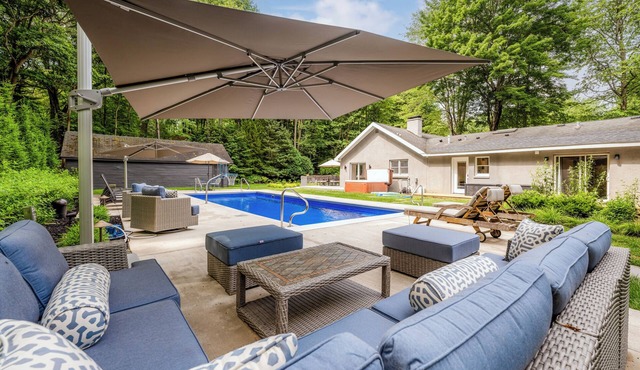 Harbert Hideaway - A short walk to the beach with private pool and hot tub.