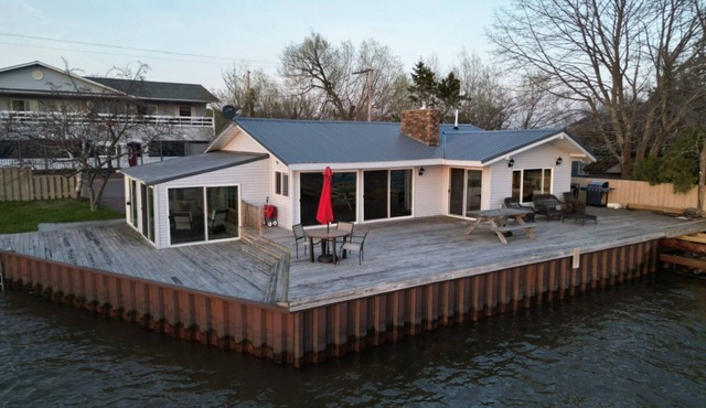 Harbor Beach House - Right on the Water, located Downtown La Pointe!