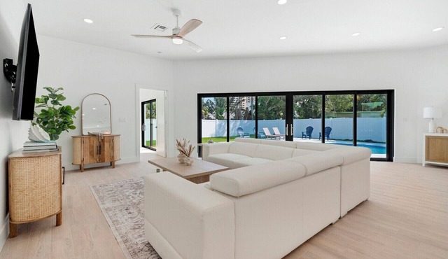 Harbor by the Beach - Cozy renovated home steps away from the Beach!