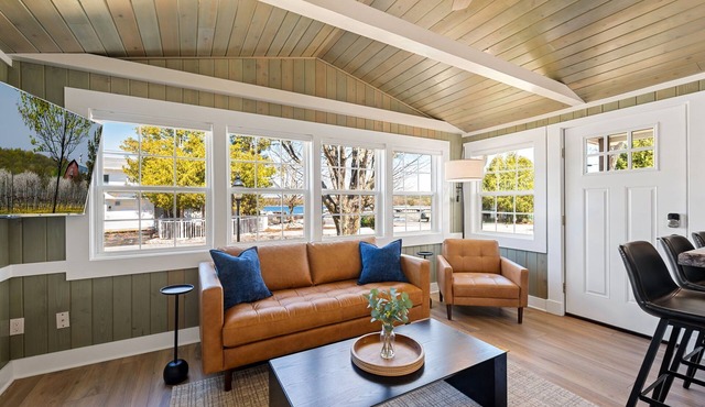 Harbor Cottage | Downtown Fish Creek-Dog Friendly