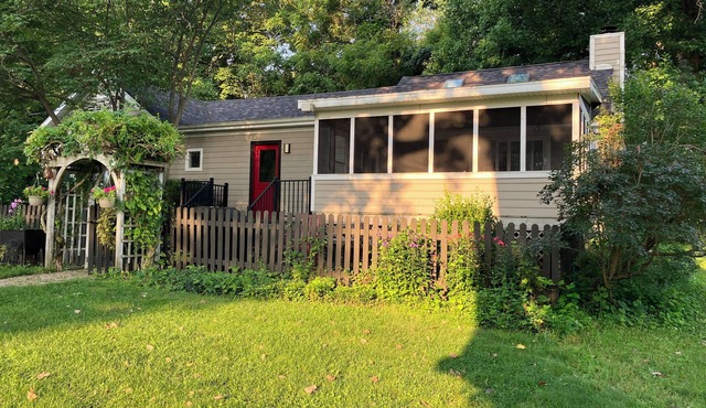 Harbor Country-Rolling Prairie Retreat on 7 private wooded acres w/heated pool