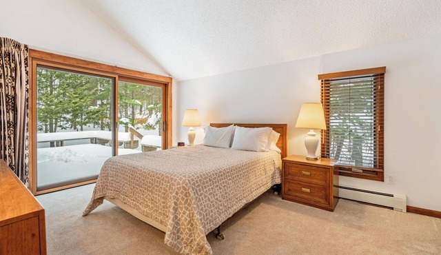Harbor Cove 78- Harbor Springs Condo with private beach & close to skiing