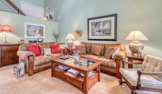 Harbor Cove condo w/ fireplace, shared pool, and back deck - private beach!