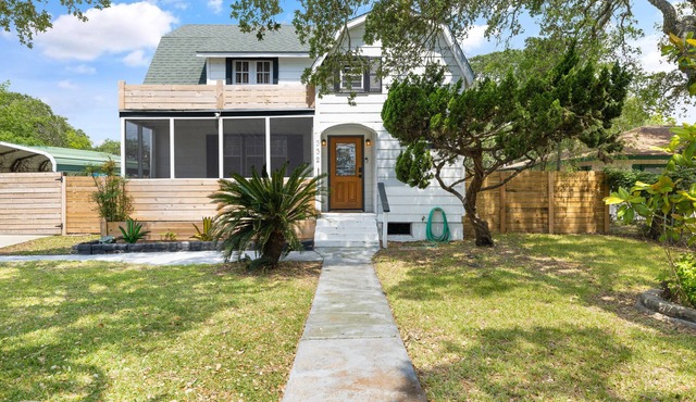 Harbor Headquarters - 1950's Cape Cod Style Home 4BR/2BA