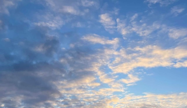 Harbor Hideway is a cozy, romantic gem minutes away from Jamestown Marina!