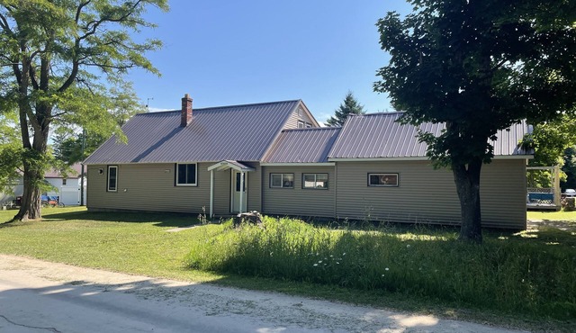 Harbor House Beautiful 4 bedroom house, minutes from beach/lake and cute town!
