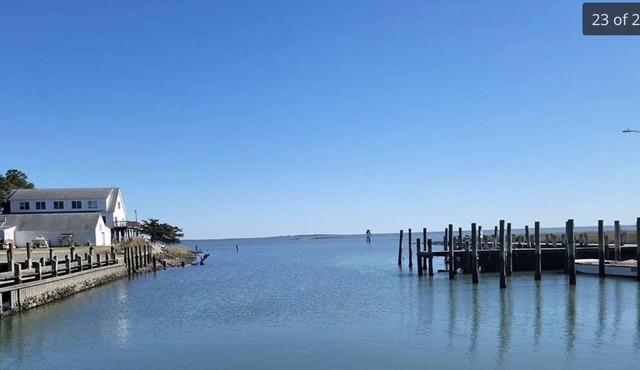 Harbor House Cottage, steps from water’s edge with views of Barrier Islands