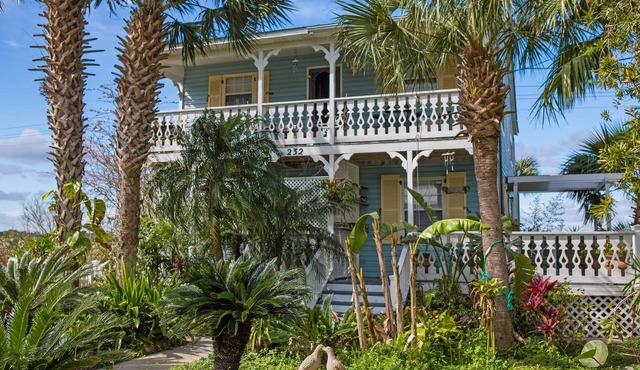 HARBOR ISLAND - A GEM IN THE HISTORIC DISTRICT.