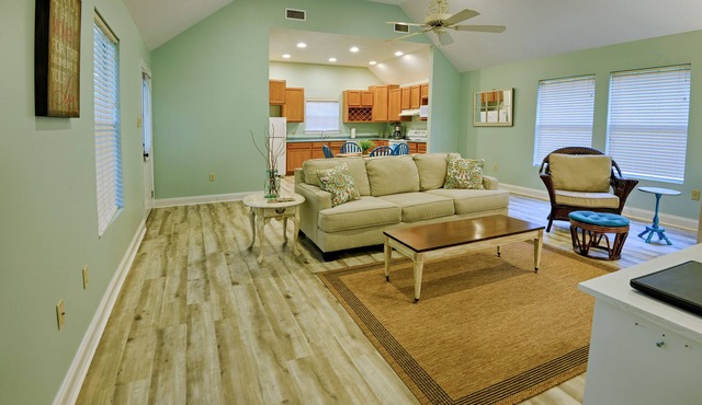 Harbor Landing Cottage - close to Mandeville Lakefront and Tammany Trace