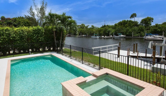 HARBOR LANE BUNGALOW - Waterfront with Pool & 5 minutes from 5th Avenue!