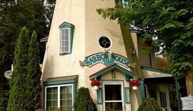 Harbor Light Inn