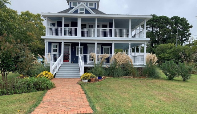 Harbor Master-Waterfront 3 bedroom home with endless pool pickleball fenced yard