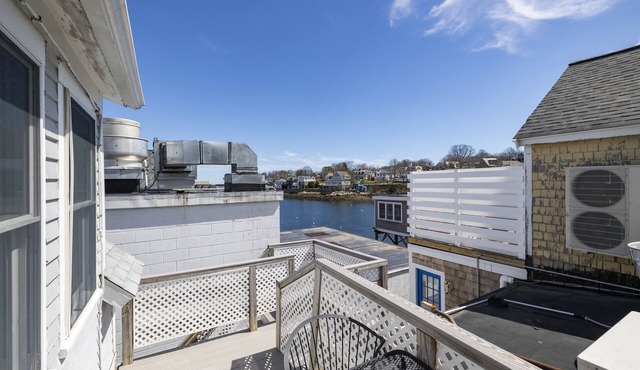 Harbor Retreat ★ Ocean View ★ Heart of Downtown ★