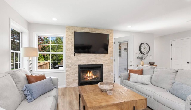 Harbor School House - Private home, great outdoor space, 5 minute walk downtown