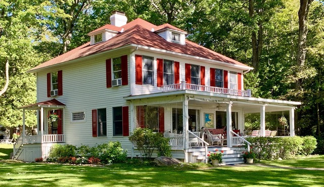 Harbor Springs Lakefront Cottage with Beach