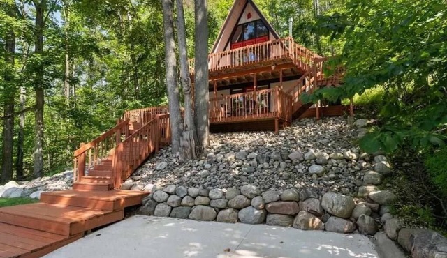 Harbor Springs, walking distance, base of Nubs two minutes to Highlands+hot tub.