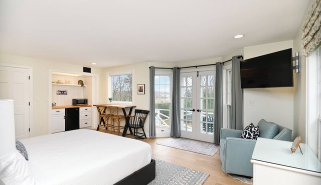 Harbor View – A Chic and Cozy Retreat for 2! Close to Harbor, York River