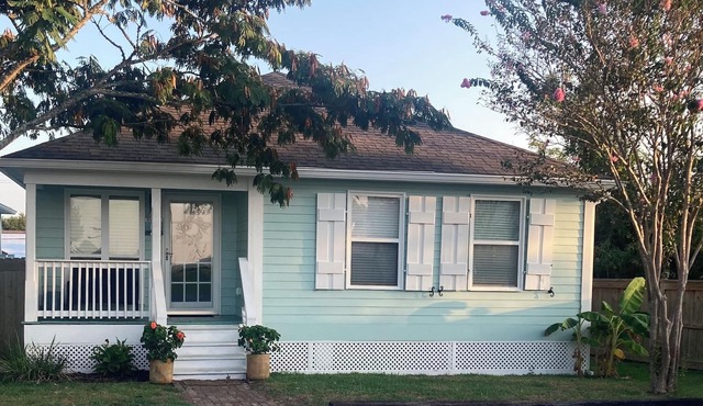 Harbor View Cottages-Overlooking Historic Harbor and Beach