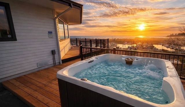 Harbor Views, Hot Tub, Walk to Beach, Game Room