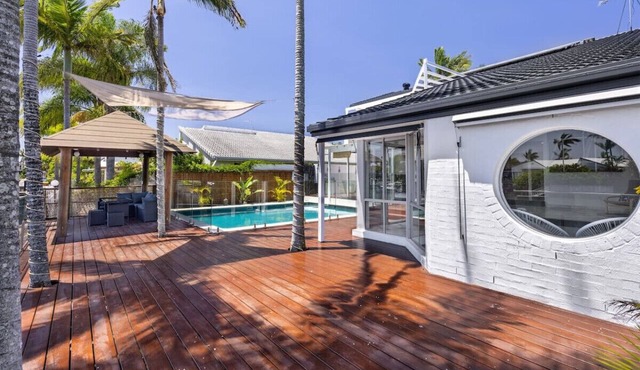 Harborview Bliss: 4BR Coastal Retreat w/Pool